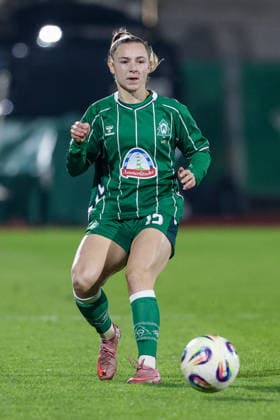Michelle Weiß (SV Werder Bremen, 15) am Ball, Freisteller, Einzelbild, Ganzkörper, Aktion, Action, Spielszene, DIE DFB-RICHTLINIEN UNTERSAGEN JEGLICHE NUTZUNG VON FOTOS ALS SEQUENZBILDER UND ODER VIDEOÄHNLICHE FOTOSTRECKEN. DFB REGULATIONS PROHIBIT ANY USE OF PHOTOGRAPHS AS IMAGE SEQUENCES AND OR QUASI-VIDEO., 12.12.2025, Bremen (Deutschland), Fussball, Google Pixel Frauen-Bundesliga, SV Werder Bremen - Bayer 04 Leverkusen