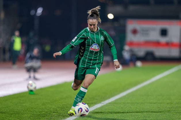 Maja Sternad (SV Werder Bremen, 11) am Ball, Freisteller, Einzelbild, Ganzkörper, Aktion, Action, Spielszene, DIE DFB-RICHTLINIEN UNTERSAGEN JEGLICHE NUTZUNG VON FOTOS ALS SEQUENZBILDER UND ODER VIDEOÄHNLICHE FOTOSTRECKEN. DFB REGULATIONS PROHIBIT ANY USE OF PHOTOGRAPHS AS IMAGE SEQUENCES AND OR QUASI-VIDEO., 12.12.2025, Bremen (Deutschland), Fussball, Google Pixel Frauen-Bundesliga, SV Werder Bremen - Bayer 04 Leverkusen