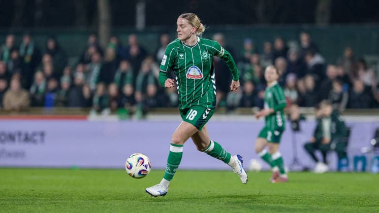 Lina Hausicke (SV Werder Bremen, 18) am Ball, Einzelbild, Ganzkörper, Aktion, Action, Spielszene, DIE DFB-RICHTLINIEN UNTERSAGEN JEGLICHE NUTZUNG VON FOTOS ALS SEQUENZBILDER UND ODER VIDEOÄHNLICHE FOTOSTRECKEN. DFB REGULATIONS PROHIBIT ANY USE OF PHOTOGRAPHS AS IMAGE SEQUENCES AND OR QUASI-VIDEO., 12.12.2025, Bremen (Deutschland), Fussball, Google Pixel Frauen-Bundesliga, SV Werder Bremen - Bayer 04 Leverkusen