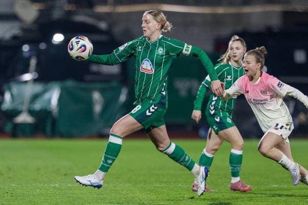 v.li.: Lina Hausicke (SV Werder Bremen, 18) und Kristin Kögel (Bayer 04 Leverkusen, 11) im Zweikampf, Duell, Dynamik, Aktion, Action, Spielszene, DIE DFB-RICHTLINIEN UNTERSAGEN JEGLICHE NUTZUNG VON FOTOS ALS SEQUENZBILDER UND ODER VIDEOÄHNLICHE FOTOSTRECKEN. DFB REGULATIONS PROHIBIT ANY USE OF PHOTOGRAPHS AS IMAGE SEQUENCES AND OR QUASI-VIDEO., 12.12.2025, Bremen (Deutschland), Fussball, Google Pixel Frauen-Bundesliga, SV Werder Bremen - Bayer 04 Leverkusen