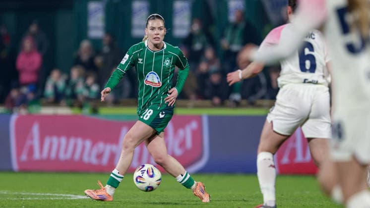 Juliane Wirtz (SV Werder Bremen, 28) am Ball, Einzelbild, Ganzkörper, Aktion, Action, Spielszene, DIE DFB-RICHTLINIEN UNTERSAGEN JEGLICHE NUTZUNG VON FOTOS ALS SEQUENZBILDER UND ODER VIDEOÄHNLICHE FOTOSTRECKEN. DFB REGULATIONS PROHIBIT ANY USE OF PHOTOGRAPHS AS IMAGE SEQUENCES AND OR QUASI-VIDEO., 12.12.2025, Bremen (Deutschland), Fussball, Google Pixel Frauen-Bundesliga, SV Werder Bremen - Bayer 04 Leverkusen