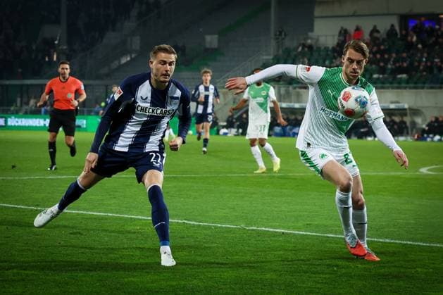 Marten Winkler 22 (Hertha BSC Berlin) und Luca Itter 27 (Spvgg Greuther Fuerth) in AKtion, Zweikampf, Spvgg Greuther Fuerth vs. Hertha BSC Berlin, Fussball, 2. Bundesliga, DFL, Saison 2025 2026, Hinrunde, 16. Spieltag, 12.12.2025 DFB regulations prohibit any use of photographs as image sequences and or quasi-video Fuerth Bayern Deutschland