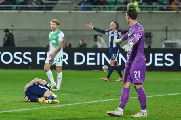 Luca Schuler 18 (Hertha BSC Berlin) liegt verletzt auf dem Boden, mit Jannik Dehm 23 (Spvgg Greuther Fuerth), Fabian Reese 11 (Hertha BSC Berlin) und Timo Schlieck 21 (Spvgg Greuther Fuerth), Spvgg Greuther Fuerth vs. Hertha BSC Berlin, Fussball, 2. Bundesliga, DFL, Saison 2025 2026, Hinrunde, 16. Spieltag, 12.12.2025 DFB regulations prohibit any use of photographs as image sequences and or quasi-video Fuerth Bayern Deutschland