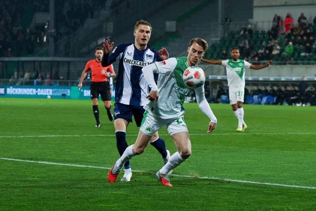 Marten Winkler 22 (Hertha BSC Berlin) und Luca Itter 27 (Spvgg Greuther Fuerth) in Aktion, Zweikampf, Spvgg Greuther Fuerth vs. Hertha BSC Berlin, Fussball, 2. Bundesliga, DFL, Saison 2025 2026, Hinrunde, 16. Spieltag, 12.12.2025 DFB regulations prohibit any use of photographs as image sequences and or quasi-video Fuerth Bayern Deutschland