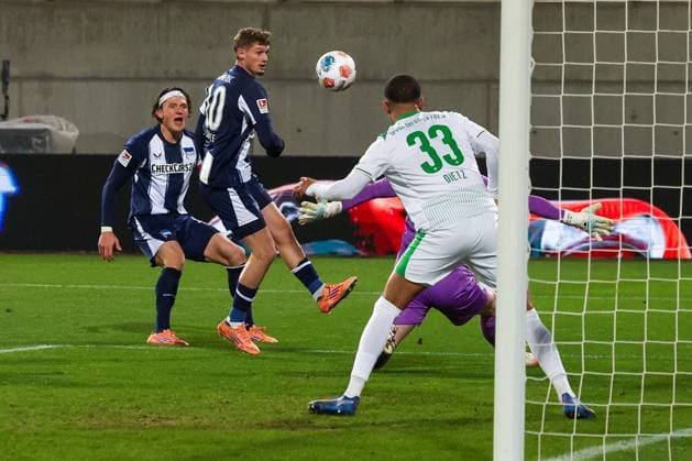 Michael Cuisance 10 (Hertha BSC Berlin) mit einem Chipball, den Maximilian Dietz 33 (Spvgg Greuther Fuerth) vor dem geschlagenen Timo Schlieck 21 (Spvgg Greuther Fuerth) klaert, Aktion, Spvgg Greuther Fuerth vs. Hertha BSC Berlin, Fussball, 2. Bundesliga, DFL, Saison 2025 2026, Hinrunde, 16. Spieltag, 12.12.2025 DFB regulations prohibit any use of photographs as image sequences and or quasi-video Fuerth Bayern Deutschland
