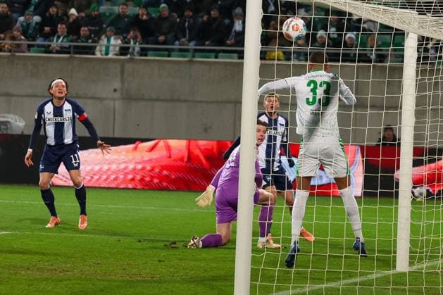 Maximilian Dietz 33 (Spvgg Greuther Fuerth) rettet auf der Linie nach einem Chipball von Michael Cuisance 10 (Hertha BSC Berlin), mit Fabian Reese 11 (Hertha BSC Berlin), der zuschaut, Spvgg Greuther Fuerth vs. Hertha BSC Berlin, Fussball, 2. Bundesliga, DFL, Saison 2025 2026, Hinrunde, 16. Spieltag, 12.12.2025 DFB regulations prohibit any use of photographs as image sequences and or quasi-video Fuerth Bayern Deutschland