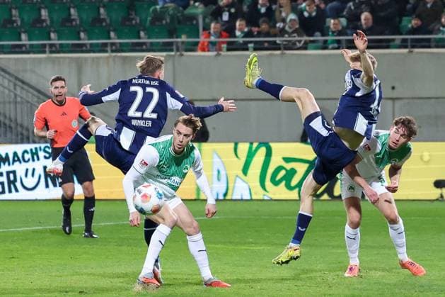 Luca Schuler 18 (Hertha BSC Berlin) faellt nach einem Kopfballversuch, mit Luca Itter 27 (Spvgg Greuther Fuerth) und Reno Muenz 5 (Spvgg Greuther Fuerth), Spvgg Greuther Fuerth vs. Hertha BSC Berlin, Fussball, 2. Bundesliga, DFL, Saison 2025 2026, Hinrunde, 16. Spieltag, 12.12.2025 DFB regulations prohibit any use of photographs as image sequences and or quasi-video Fuerth Bayern Deutschland