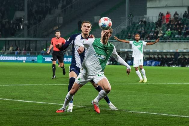 Aktion zwischen Luca Itter 27 (Spvgg Greuther Fuerth) und Marten Winkler 22 (Hertha BSC Berlin), Spvgg Greuther Fuerth vs. Hertha BSC Berlin, Fussball, 2. Bundesliga, DFL, Saison 2025 2026, Hinrunde, 16. Spieltag, 12.12.2025 DFB regulations prohibit any use of photographs as image sequences and or quasi-video Fuerth Bayern Deutschland