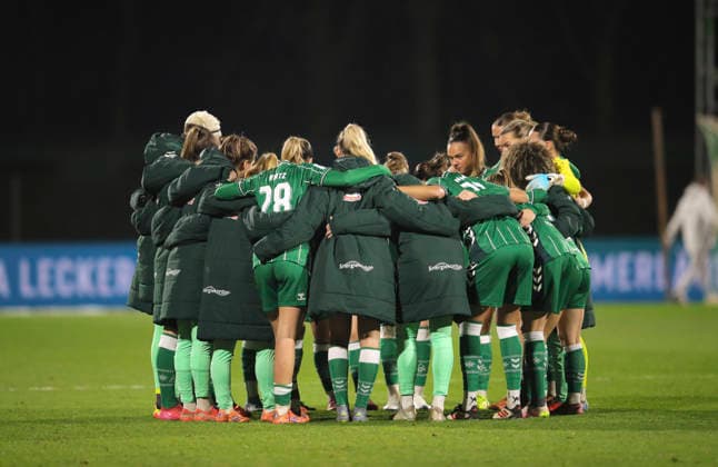 Foto : das Bremer Team bei der Begrüssung vor dem Anpfii Fussball Google Pixel Frauen Bundesliga , 13. Spieltag am Fr. 12.12.2025 Werder Bremen - Bayer 04 Leverkusen