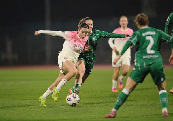 Foto : Hanna NEMETH (Werder) gegen Loreen BENDER ( Leverkusen ) Fussball Google Pixel Frauen Bundesliga , 13. Spieltag am Fr. 12.12.2025 Werder Bremen - Bayer 04 Leverkusen