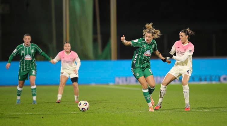 Foto : Medina DESIC (Werder) gegen Selina Ostermeier ( rechts , Leverkusen ) Fussball Google Pixel Frauen Bundesliga , 13. Spieltag am Fr. 12.12.2025 Werder Bremen - Bayer 04 Leverkusen