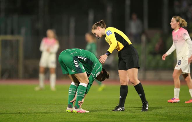 Foto : Michelle ULBRICH (Werder) ist leicht verletzt nach einem Foulspiel Fussball Google Pixel Frauen Bundesliga , 13. Spieltag am Fr. 12.12.2025 Werder Bremen - Bayer 04 Leverkusen