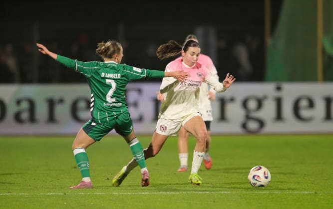 Foto : Loreen BENDER ( Leverkusen ) gegen Chiara D ANGELO (Werder , links) Fussball Google Pixel Frauen Bundesliga , 13. Spieltag am Fr. 12.12.2025 Werder Bremen - Bayer 04 Leverkusen