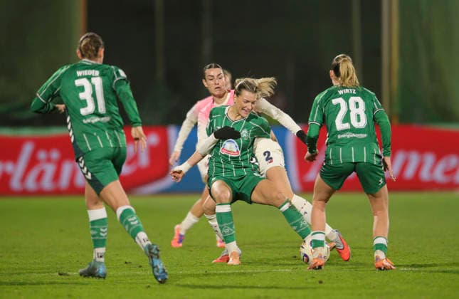 Foto : Medina DESIC (Werder) kommt zu Fall gegen Selina Ostermeier ( Leverkusen ) Fussball Google Pixel Frauen Bundesliga , 13. Spieltag am Fr. 12.12.2025 Werder Bremen - Bayer 04 Leverkusen