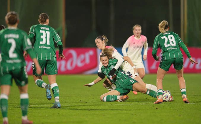 Foto : Medina DESIC (Werder) kommt zu Fall gegen Selina Ostermeier ( Leverkusen ) Fussball Google Pixel Frauen Bundesliga , 13. Spieltag am Fr. 12.12.2025 Werder Bremen - Bayer 04 Leverkusen