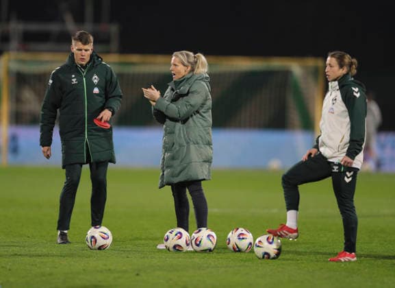 Foto : Trainerin Friederike KROMP (Werder) Fussball Google Pixel Frauen Bundesliga , 13. Spieltag am Fr. 12.12.2025 Werder Bremen - Bayer 04 Leverkusen