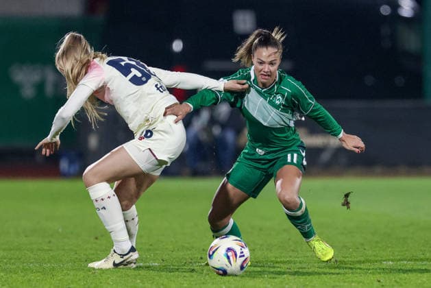 v.li.: Juliette Vidal (Bayer 04 Leverkusen, 56) und Maja Sternad (SV Werder Bremen, 11) im Zweikampf, Duell, Dynamik, Aktion, Action, Spielszene, DIE DFB-RICHTLINIEN UNTERSAGEN JEGLICHE NUTZUNG VON FOTOS ALS SEQUENZBILDER UND ODER VIDEOÄHNLICHE FOTOSTRECKEN. DFB REGULATIONS PROHIBIT ANY USE OF PHOTOGRAPHS AS IMAGE SEQUENCES AND OR QUASI-VIDEO., 12.12.2025, Bremen (Deutschland), Fussball, Google Pixel Frauen-Bundesliga, SV Werder Bremen - Bayer 04 Leverkusen
