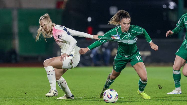 v.li.: Juliette Vidal (Bayer 04 Leverkusen, 56) und Maja Sternad (SV Werder Bremen, 11) im Zweikampf, Duell, Dynamik, Aktion, Action, Spielszene, DIE DFB-RICHTLINIEN UNTERSAGEN JEGLICHE NUTZUNG VON FOTOS ALS SEQUENZBILDER UND ODER VIDEOÄHNLICHE FOTOSTRECKEN. DFB REGULATIONS PROHIBIT ANY USE OF PHOTOGRAPHS AS IMAGE SEQUENCES AND OR QUASI-VIDEO., 12.12.2025, Bremen (Deutschland), Fussball, Google Pixel Frauen-Bundesliga, SV Werder Bremen - Bayer 04 Leverkusen