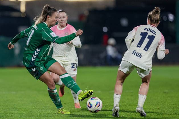 v.li.: Maja Sternad (SV Werder Bremen, 11) und Kristin Kögel (Bayer 04 Leverkusen, 11) im Zweikampf, Duell, Dynamik, Aktion, Action, Spielszene, DIE DFB-RICHTLINIEN UNTERSAGEN JEGLICHE NUTZUNG VON FOTOS ALS SEQUENZBILDER UND ODER VIDEOÄHNLICHE FOTOSTRECKEN. DFB REGULATIONS PROHIBIT ANY USE OF PHOTOGRAPHS AS IMAGE SEQUENCES AND OR QUASI-VIDEO., 12.12.2025, Bremen (Deutschland), Fussball, Google Pixel Frauen-Bundesliga, SV Werder Bremen - Bayer 04 Leverkusen