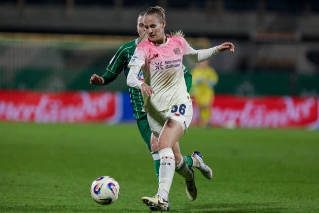 v.li.: Juliette Vidal (Bayer 04 Leverkusen, 56) am Ball, Einzelbild, Ganzkörper, Aktion, Action, Spielszene, DIE DFB-RICHTLINIEN UNTERSAGEN JEGLICHE NUTZUNG VON FOTOS ALS SEQUENZBILDER UND ODER VIDEOÄHNLICHE FOTOSTRECKEN. DFB REGULATIONS PROHIBIT ANY USE OF PHOTOGRAPHS AS IMAGE SEQUENCES AND OR QUASI-VIDEO., 12.12.2025, Bremen (Deutschland), Fussball, Google Pixel Frauen-Bundesliga, SV Werder Bremen - Bayer 04 Leverkusen