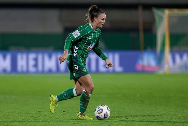 Maja Sternad (SV Werder Bremen, 11) am Ball, Freisteller, Einzelbild, Ganzkörper, Aktion, Action, Spielszene, DIE DFB-RICHTLINIEN UNTERSAGEN JEGLICHE NUTZUNG VON FOTOS ALS SEQUENZBILDER UND ODER VIDEOÄHNLICHE FOTOSTRECKEN. DFB REGULATIONS PROHIBIT ANY USE OF PHOTOGRAPHS AS IMAGE SEQUENCES AND OR QUASI-VIDEO., 12.12.2025, Bremen (Deutschland), Fussball, Google Pixel Frauen-Bundesliga, SV Werder Bremen - Bayer 04 Leverkusen
