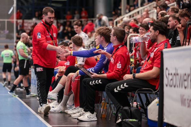 12.12.2025, Handball, Saison 2025 2026, 2. Handball Bundesliga, 15. Spieltag, TuSEM Essen - TuS N-Lübbecke, Trainer Kenji Hövels (TuSEM Essen) klatscht mit seinem Team ab, Essen Am Hallo NRW Deutschland xRHR-FOTO DEx Copyright: DennisxEwert RHR-FOTOx RHR-FOTO DE