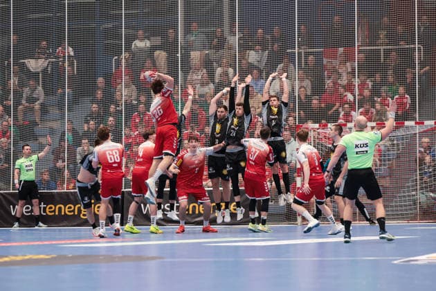 12.12.2025, Handball, Saison 2025 2026, 2. Handball Bundesliga, 15. Spieltag, TuSEM Essen - TuS N-Lübbecke, v. l. Tom Wolf (TuSEM Essen), Yannick Dräger (TuS N-LÜbbecke), Sven Wesseling (TuS N-LÜbbecke), Alexander Schulze (TuS N-LÜbbecke), Essen Am Hallo NRW Deutschland xRHR-FOTO DEx Copyright: DennisxEwert RHR-FOTOx RHR-FOTO DE