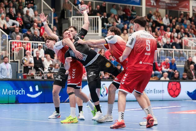 12.12.2025, Handball, Saison 2025 2026, 2. Handball Bundesliga, 15. Spieltag, TuSEM Essen - TuS N-Lübbecke, v. l. Felix Göttler (TuSEM Essen), Jo Gerrit Genz (TuS N-LÜbbecke), Valentin Willner (TuSEM Essen), Essen Am Hallo NRW Deutschland xRHR-FOTO DEx Copyright: DennisxEwert RHR-FOTOx RHR-FOTO DE