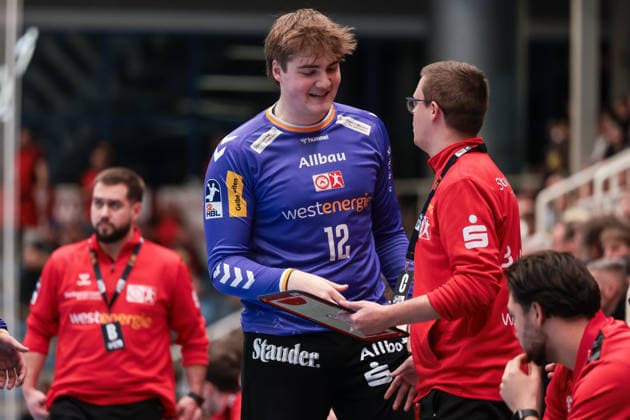 12.12.2025, Handball, Saison 2025 2026, 2. Handball Bundesliga, 15. Spieltag, TuSEM Essen - TuS N-Lübbecke, v. l. Torwart Finn Knaack (TuSEM Essen), Torwart-Trainer Dorian Wagner (TuSEM Essen), Essen Am Hallo NRW Deutschland xRHR-FOTO DEx Copyright: DennisxEwert RHR-FOTOx RHR-FOTO DE