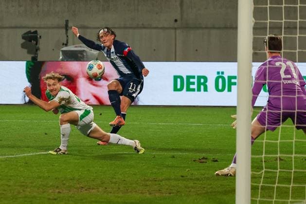 Fabian Reese 11 (Hertha BSC Berlin) schiesst ein Tor, das wegen Abseits aberkannt wird, mit Jannik Dehm 23 (Spvgg Greuther Fuerth) und Timo Schlieck 21 (Spvgg Greuther Fuerth), Aktion, Spvgg Greuther Fuerth vs. Hertha BSC Berlin, Fussball, 2. Bundesliga, DFL, Saison 2025 2026, Hinrunde, 16. Spieltag, 12.12.2025 DFB regulations prohibit any use of photographs as image sequences and or quasi-video Fuerth Bayern Deutschland