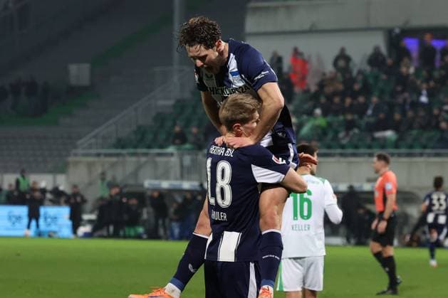 Luca Schuler 18 (Hertha BSC Berlin) und Linus Gechter 44 (Hertha BSC Berlin) jubeln ueber das 2:0, Spvgg Greuther Fuerth vs. Hertha BSC Berlin, Fussball, 2. Bundesliga, DFL, Saison 2025 2026, Hinrunde, 16. Spieltag, 12.12.2025 DFB regulations prohibit any use of photographs as image sequences and or quasi-video Fuerth Bayern Deutschland