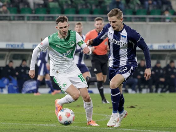 Deutschland: Fußball, 2. Bundesliga 2025 26, 16. Spieltag - SpVgg Greuther Fürth vs Hertha BSC - Sportpark Ronhof (Fürth): Branimir Hrgota (SpVgg Greuther Fürth, 10) Marten Winkler (Hertha BSC, 22)