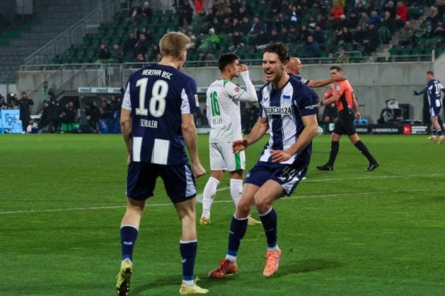 Luca Schuler 18 (Hertha BSC Berlin) und Linus Gechter 44 (Hertha BSC Berlin) jubeln ueber das 2:0, Spvgg Greuther Fuerth vs. Hertha BSC Berlin, Fussball, 2. Bundesliga, DFL, Saison 2025 2026, Hinrunde, 16. Spieltag, 12.12.2025 DFB regulations prohibit any use of photographs as image sequences and or quasi-video Fuerth Bayern Deutschland