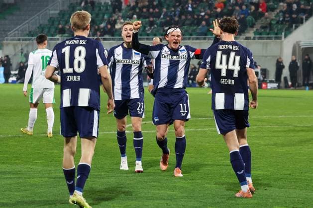 Torjubel der Mannschaft von Hertha BSC Berlin nach dem 2:0 durch Luca Schuler 18 (Hertha BSC Berlin), mit Linus Gechter 44 (Hertha BSC Berlin) und Fabian Reese 11 (Hertha BSC Berlin) sowie Marten Winkler 22 (Hertha BSC Berlin), Spvgg Greuther Fuerth vs. Hertha BSC Berlin, Fussball, 2. Bundesliga, DFL, Saison 2025 2026, Hinrunde, 16. Spieltag, 12.12.2025 DFB regulations prohibit any use of photographs as image sequences and or quasi-video Fuerth Bayern Deutschland