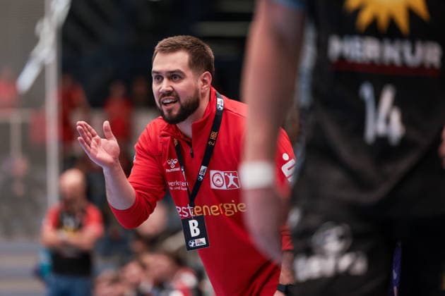 12.12.2025, Handball, Saison 2025 2026, 2. Handball Bundesliga, 15. Spieltag, TuSEM Essen - TuS N-Lübbecke, Trainer Kenji Hövels (TuSEM Essen) gibt Anweisungen, Essen Am Hallo NRW Deutschland xRHR-FOTO DEx Copyright: DennisxEwert RHR-FOTOx RHR-FOTO DE