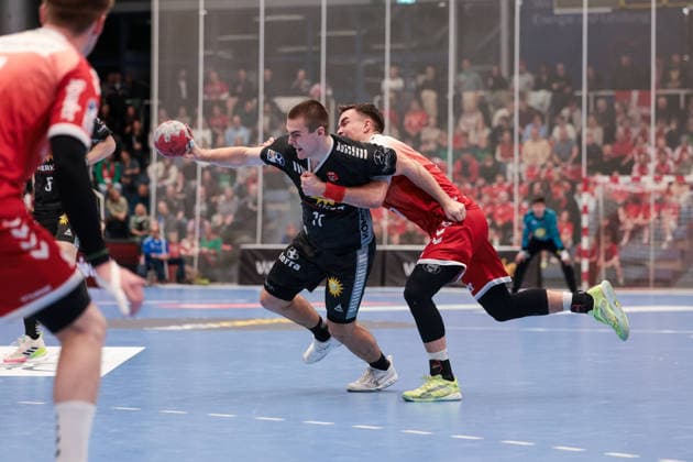 12.12.2025, Handball, Saison 2025 2026, 2. Handball Bundesliga, 15. Spieltag, TuSEM Essen - TuS N-Lübbecke, v. l. Kasper Haugen Furu (TuS N-LÜbbecke), Max Neuhaus (TuSEM Essen), Essen Am Hallo NRW Deutschland xRHR-FOTO DEx Copyright: DennisxEwert RHR-FOTOx RHR-FOTO DE