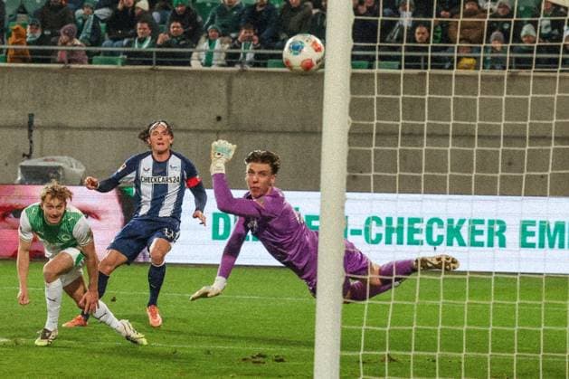 Fabian Reese 11 (Hertha BSC Berlin) schiesst ein Tor, das wegen Abseits aberkannt wird, mit Jannik Dehm 23 (Spvgg Greuther Fuerth) und Timo Schlieck 21 (Spvgg Greuther Fuerth), Aktion, Spvgg Greuther Fuerth vs. Hertha BSC Berlin, Fussball, 2. Bundesliga, DFL, Saison 2025 2026, Hinrunde, 16. Spieltag, 12.12.2025 DFB regulations prohibit any use of photographs as image sequences and or quasi-video Fuerth Bayern Deutschland
