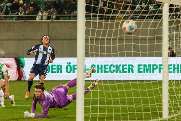 Fabian Reese 11 (Hertha BSC Berlin) schiesst ein Tor, das wegen Abseits aberkannt wird, mit Jannik Dehm 23 (Spvgg Greuther Fuerth) und Timo Schlieck 21 (Spvgg Greuther Fuerth), Aktion, Spvgg Greuther Fuerth vs. Hertha BSC Berlin, Fussball, 2. Bundesliga, DFL, Saison 2025 2026, Hinrunde, 16. Spieltag, 12.12.2025 DFB regulations prohibit any use of photographs as image sequences and or quasi-video Fuerth Bayern Deutschland