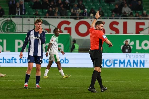 Referee Schiedsrichter Tom Bauer entscheidt auf Abseits, das Tor von Fabian Reese 11 (Hertha BSC Berlin) wird aberkannt, Spvgg Greuther Fuerth vs. Hertha BSC Berlin, Fussball, 2. Bundesliga, DFL, Saison 2025 2026, Hinrunde, 16. Spieltag, 12.12.2025 DFB regulations prohibit any use of photographs as image sequences and or quasi-video Fuerth Bayern Deutschland