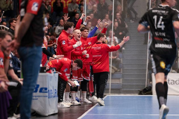 12.12.2025, Handball, Saison 2025 2026, 2. Handball Bundesliga, 15. Spieltag, TuSEM Essen - TuS N-Lübbecke, Die Bank des TuSEM Essen jubelt, Essen Am Hallo NRW Deutschland xRHR-FOTO DEx Copyright: DennisxEwert RHR-FOTOx RHR-FOTO DE