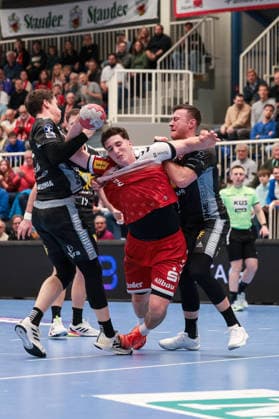 12.12.2025, Handball, Saison 2025 2026, 2. Handball Bundesliga, 15. Spieltag, TuSEM Essen - TuS N-Lübbecke, v. l. Sven Wesseling (TuS N-LÜbbecke), Valentin Willner (TuSEM Essen), Jo Gerrit Genz (TuS N-LÜbbecke), Essen Am Hallo NRW Deutschland xRHR-FOTO DEx Copyright: DennisxEwert RHR-FOTOx RHR-FOTO DE