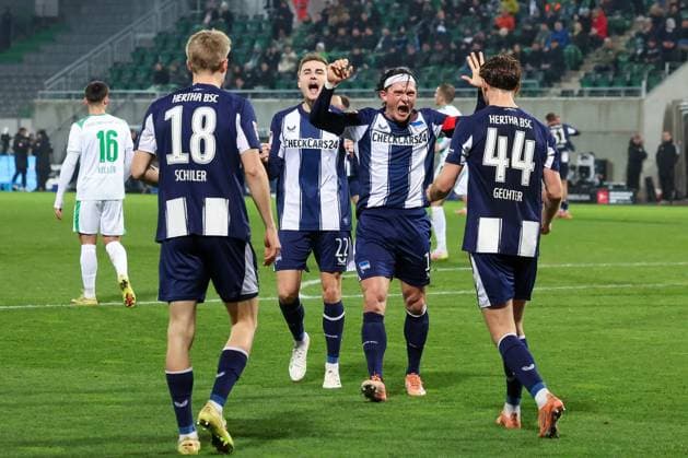 Torjubel der Mannschaft von Hertha BSC Berlin nach dem 2:0 durch Luca Schuler 18 (Hertha BSC Berlin), mit Linus Gechter 44 (Hertha BSC Berlin) und Fabian Reese 11 (Hertha BSC Berlin) sowie Marten Winkler 22 (Hertha BSC Berlin), Spvgg Greuther Fuerth vs. Hertha BSC Berlin, Fussball, 2. Bundesliga, DFL, Saison 2025 2026, Hinrunde, 16. Spieltag, 12.12.2025 DFB regulations prohibit any use of photographs as image sequences and or quasi-video Fuerth Bayern Deutschland