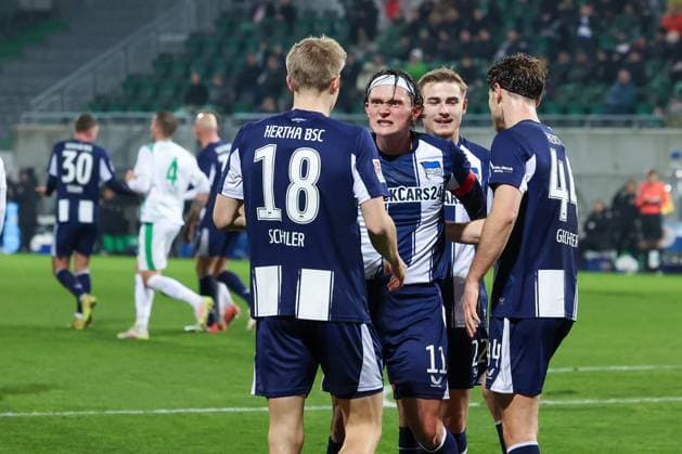 Torjubel der Mannschaft von Hertha BSC Berlin nach dem 2:0 durch Luca Schuler 18 (Hertha BSC Berlin), mit Linus Gechter 44 (Hertha BSC Berlin) und Fabian Reese 11 (Hertha BSC Berlin) sowie Marten Winkler 22 (Hertha BSC Berlin), Spvgg Greuther Fuerth vs. Hertha BSC Berlin, Fussball, 2. Bundesliga, DFL, Saison 2025 2026, Hinrunde, 16. Spieltag, 12.12.2025 DFB regulations prohibit any use of photographs as image sequences and or quasi-video Fuerth Bayern Deutschland
