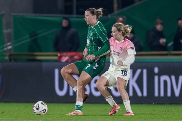 v.li.: Larissa Mühlhaus (SV Werder Bremen, 7) und Sofie Zdebel (Bayer 04 Leverkusen, 16) im Zweikampf, Duell, Dynamik, Aktion, Action, Spielszene, DIE DFB-RICHTLINIEN UNTERSAGEN JEGLICHE NUTZUNG VON FOTOS ALS SEQUENZBILDER UND ODER VIDEOÄHNLICHE FOTOSTRECKEN. DFB REGULATIONS PROHIBIT ANY USE OF PHOTOGRAPHS AS IMAGE SEQUENCES AND OR QUASI-VIDEO., 12.12.2025, Bremen (Deutschland), Fussball, Google Pixel Frauen-Bundesliga, SV Werder Bremen - Bayer 04 Leverkusen