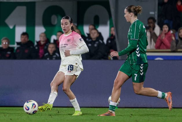 v.li.: Loreen Bender (Bayer 04 Leverkusen, 19) und Larissa Mühlhaus (SV Werder Bremen, 7) im Zweikampf, Duell, Dynamik, Aktion, Action, Spielszene, DIE DFB-RICHTLINIEN UNTERSAGEN JEGLICHE NUTZUNG VON FOTOS ALS SEQUENZBILDER UND ODER VIDEOÄHNLICHE FOTOSTRECKEN. DFB REGULATIONS PROHIBIT ANY USE OF PHOTOGRAPHS AS IMAGE SEQUENCES AND OR QUASI-VIDEO., 12.12.2025, Bremen (Deutschland), Fussball, Google Pixel Frauen-Bundesliga, SV Werder Bremen - Bayer 04 Leverkusen