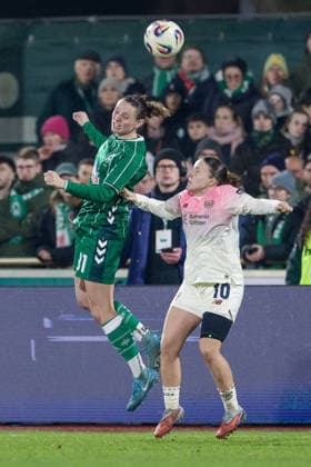v.li.: Verena Wieder (SV Werder Bremen, 31) und Estrella Merino Gonzalez (Bayer 04 Leverkusen, 10) im Kopfballduell, Kopfball, Zweikampf, Action, Aktion, Spielszene, DIE DFB-RICHTLINIEN UNTERSAGEN JEGLICHE NUTZUNG VON FOTOS ALS SEQUENZBILDER UND ODER VIDEOÄHNLICHE FOTOSTRECKEN. DFB REGULATIONS PROHIBIT ANY USE OF PHOTOGRAPHS AS IMAGE SEQUENCES AND OR QUASI-VIDEO., 12.12.2025, Bremen (Deutschland), Fussball, Google Pixel Frauen-Bundesliga, SV Werder Bremen - Bayer 04 Leverkusen