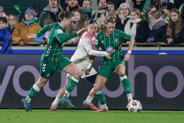 v.li.: Verena Wieder (SV Werder Bremen, 31), Estrella Merino Gonzalez (Bayer 04 Leverkusen, 10) und Medina Desic (SV Werder Bremen, 9) im Zweikampf, Duell, Dynamik, Aktion, Action, Spielszene, DIE DFB-RICHTLINIEN UNTERSAGEN JEGLICHE NUTZUNG VON FOTOS ALS SEQUENZBILDER UND ODER VIDEOÄHNLICHE FOTOSTRECKEN. DFB REGULATIONS PROHIBIT ANY USE OF PHOTOGRAPHS AS IMAGE SEQUENCES AND OR QUASI-VIDEO., 12.12.2025, Bremen (Deutschland), Fussball, Google Pixel Frauen-Bundesliga, SV Werder Bremen - Bayer 04 Leverkusen