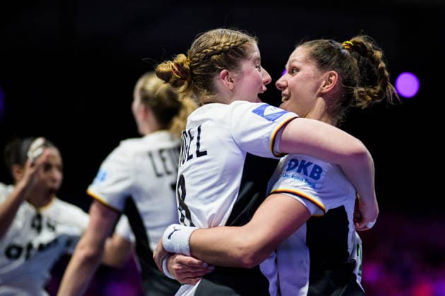 251212 Nina Engel and Xenia Smits of Germany celebrate after the IHF Women s World Championship, WM, Weltmeisterschaft semifinal between France and Germany on December 12, 2025 in Rotterdam. Photo: Joel Marklund BILDBYRAN kod JM JM0755 bbeng handball handboll handball vm handball-vm handbolls-vm ihf handball world championship world handball championship 2025 world championship 2025 semifinal semifinals frankrike tyskland france germany dam jubel Copyright: JOELxMARKLUND BB251212JM019