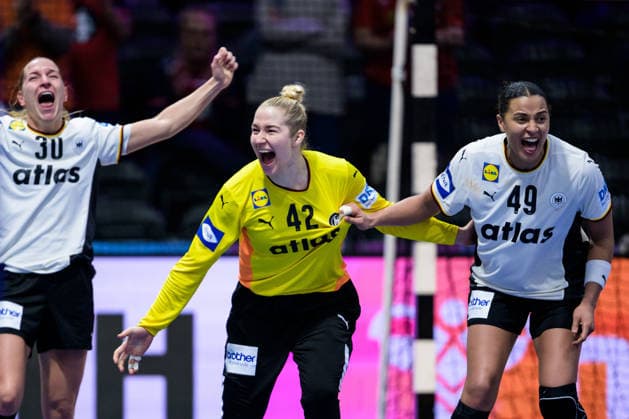 251212 Jenny Behrend, goalkeeper Katharina Filter and AimÃ e von Pereira of Germany celebrate after the IHF Women s World Championship, WM, Weltmeisterschaft semifinal between France and Germany on December 12, 2025 in Rotterdam. Photo: Joel Marklund BILDBYRAN kod JM JM0755 bbeng handball handboll handball vm handball-vm handbolls-vm ihf handball world championship world handball championship 2025 world championship 2025 semifinal semifinals frankrike tyskland france germany dam jubel Copyright: JOELxMARKLUND BB251212JM020