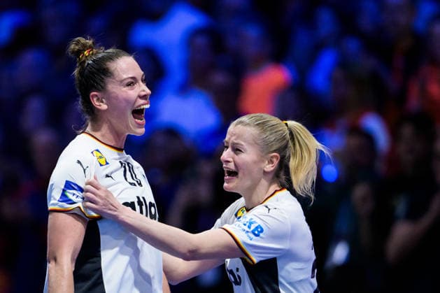 251212 Emily Vogel and Antje Döll of Germany celebrate after the IHF Women s World Championship, WM, Weltmeisterschaft semifinal between France and Germany on December 12, 2025 in Rotterdam. Photo: Joel Marklund BILDBYRAN kod JM JM0755 bbeng handball handboll handball vm handball-vm handbolls-vm ihf handball world championship world handball championship 2025 world championship 2025 semifinal semifinals frankrike tyskland france germany dam jubel Copyright: JOELxMARKLUND BB251212JM022